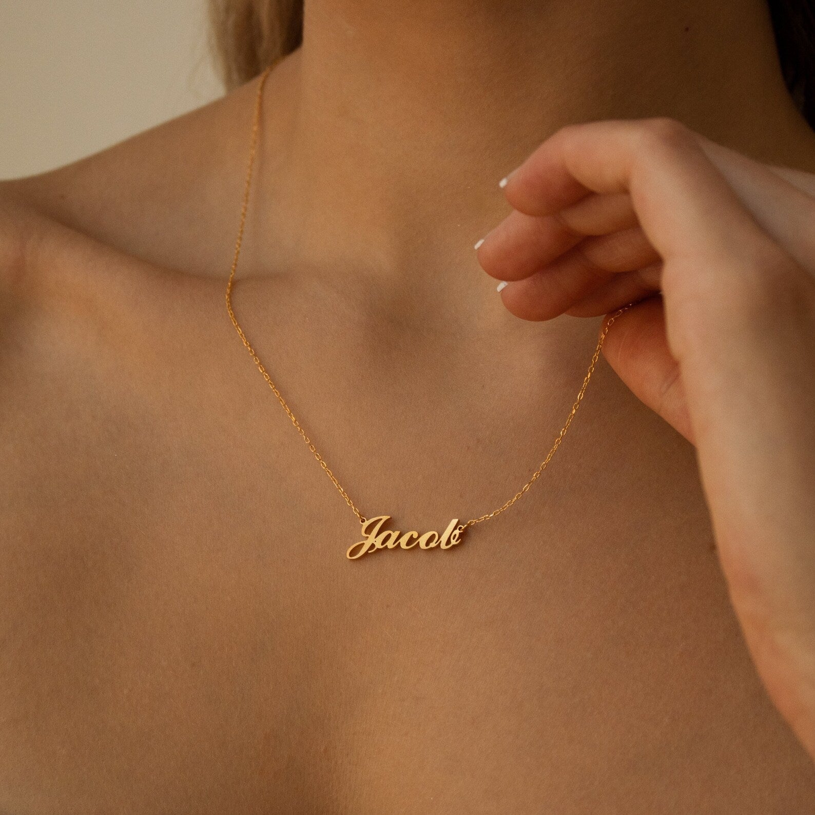 Channel Your Inner Fashion Icon: Carrie Name Necklac